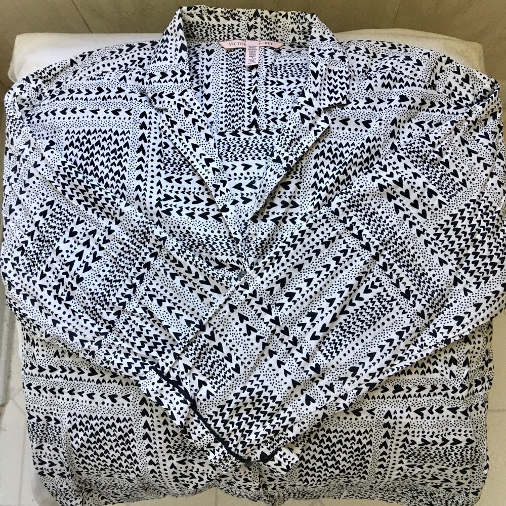 Heart-print Victoria’s Secret sleep 😴 shirt!❤️ - Picture 8 of 11